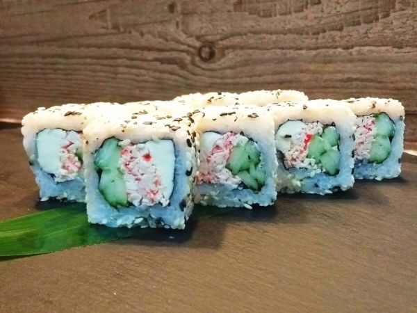 Суші рол Каліфорнія Сурімі в кунжуті